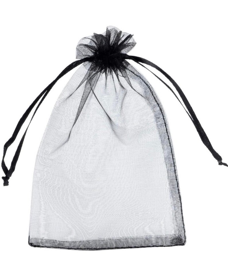 Peut inclure: Un sac en tulle noir avec des cordons de serrage noirs. Le sac est vide et pr&ecirc;t &agrave; &ecirc;tre rempli de cadeaux ou de faveurs.