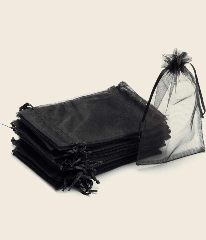Peut inclure: Un lot de sacs cadeaux en organza noir transparent, avec un sac debout. Les sacs sont faits d'un tissu d&eacute;licat et transparent et ont une fermeture &agrave; cordon.