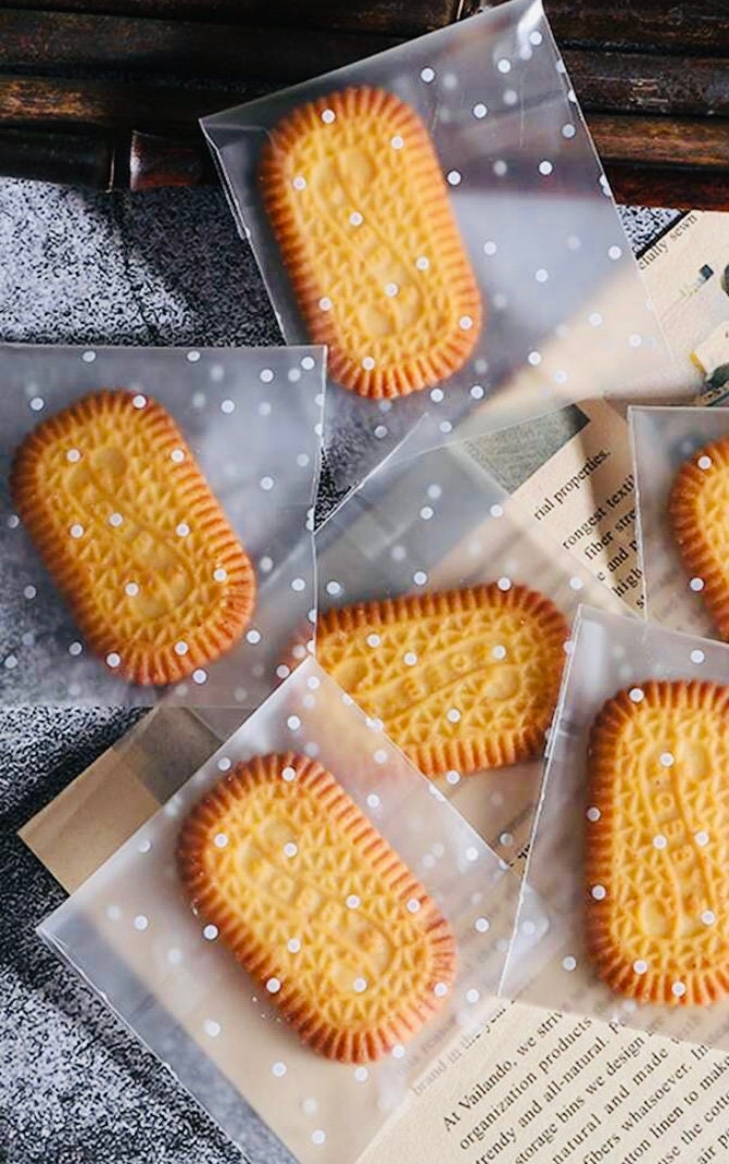 White polka dot pattern clear self adhesive bags (XXS/XS/S/M/L/LS) pack of 10,25,50,100,200,500. Ideal for party favours, gift bags.