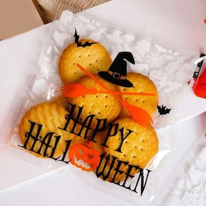 ハロウィン仕様の透明ビスケット用粘着バッグ（10枚、25枚、50枚、100枚、200枚、500枚入り）長さ10cm、幅10cm。英国送料無料