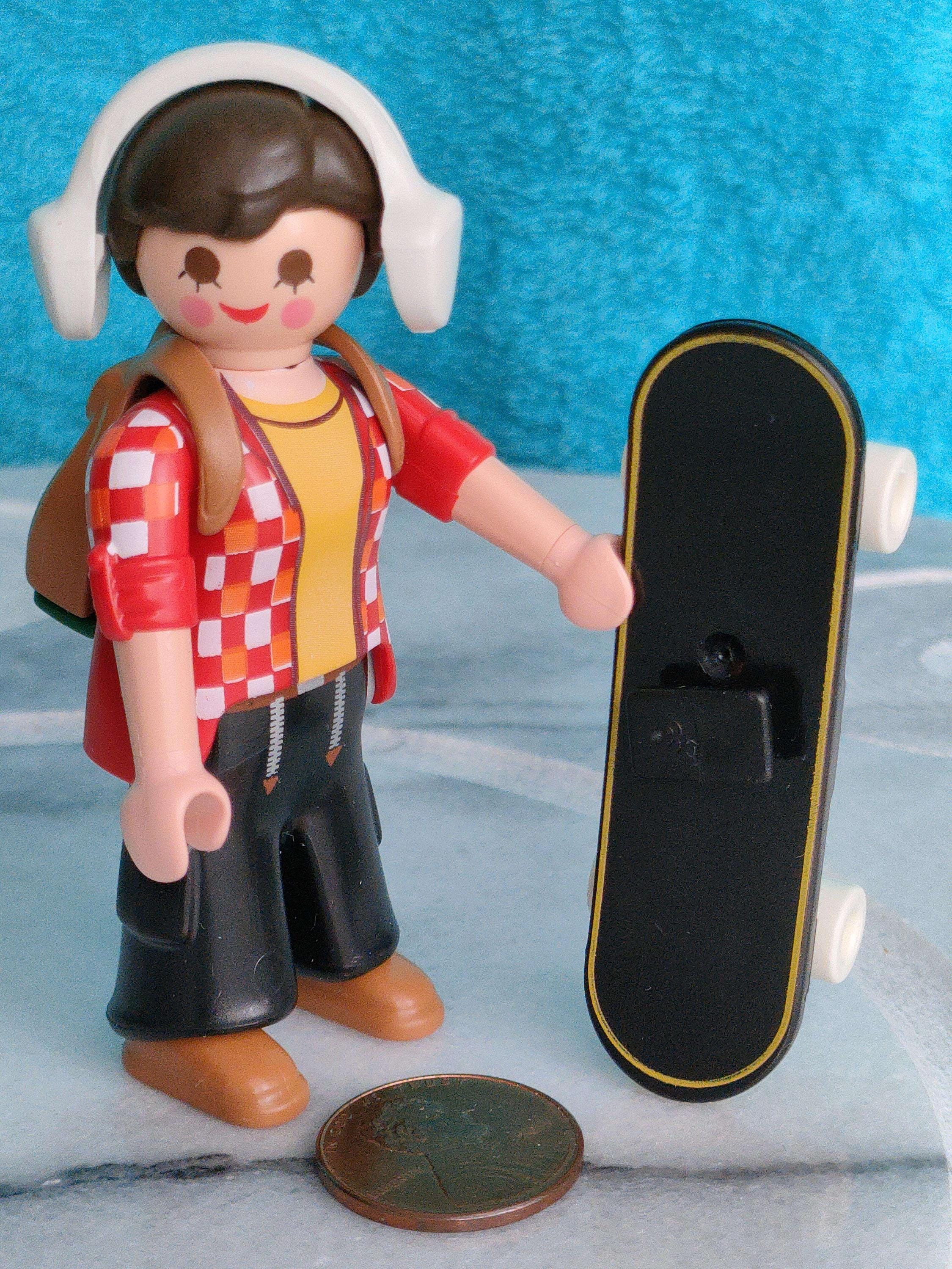 Figurine Playmobil Garçon Avec Skateboard, T-shirt Et Sandales - Occasion