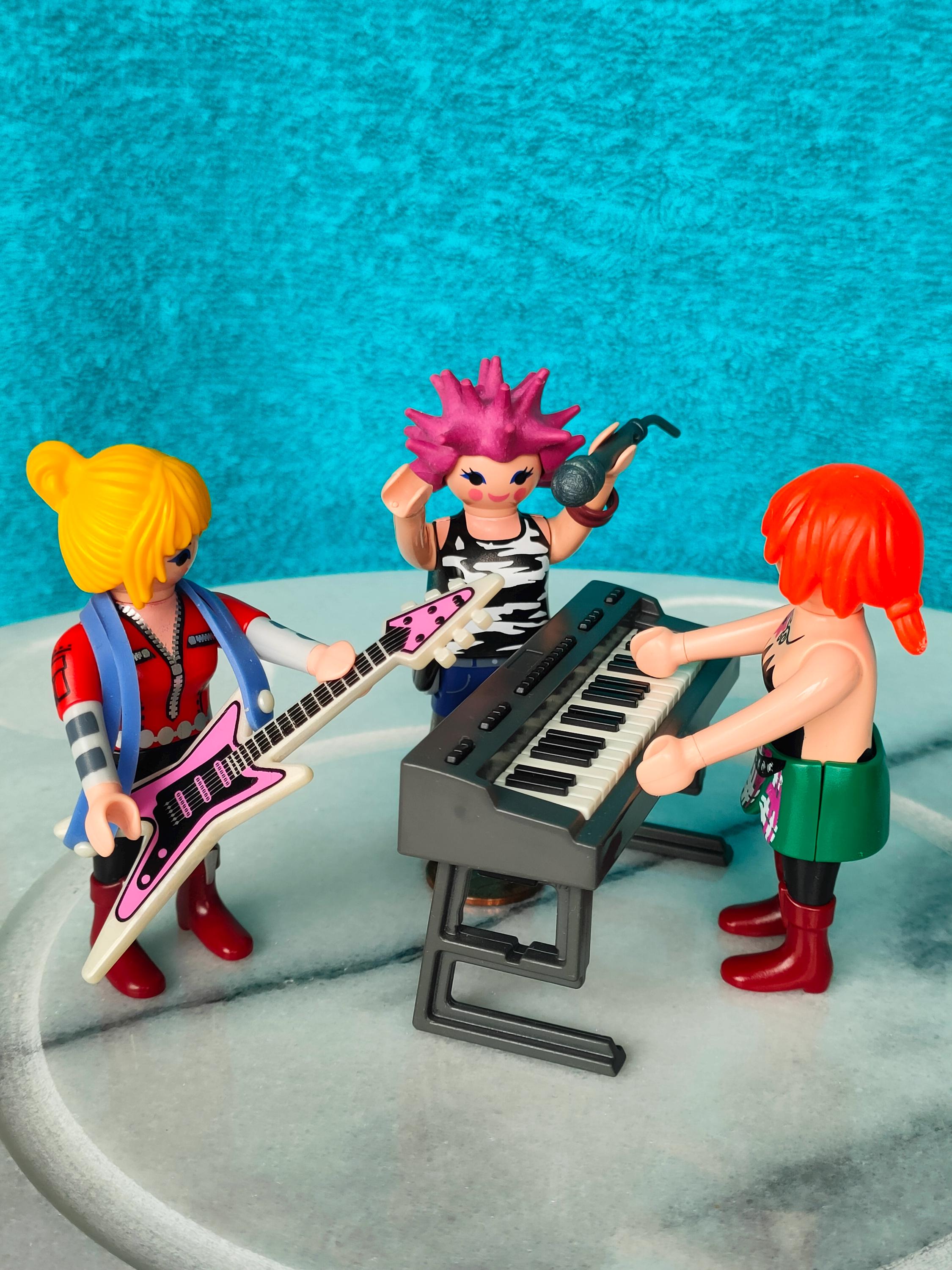 Playmobil フィギュアとアクセサリー人形セット Amazon.co.jp: Playmobil 救急車 アクセサリーとフィギュア3体