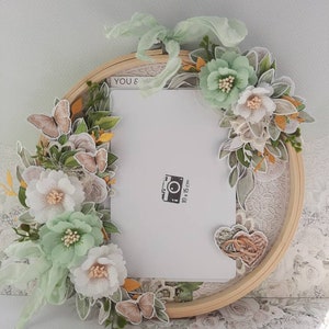 Geschenk für Brautpaar, Kranz, Hochzeit, Handgefertigte Blumen, Foto, Stickrahmen aus Holz 3d