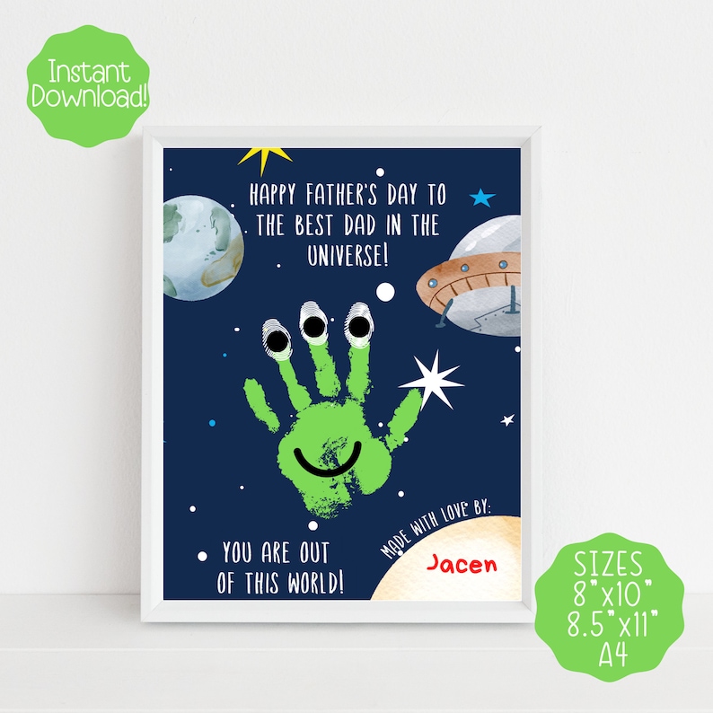 K&ouml;nnte beinhalten: Eine druckbare Vatertagskarte mit einem gr&uuml;nen Handabdruck, einem Raumschiff und Sternen auf dunkelblauem Hintergrund. Der Text lautet "Happy Father's Day to the best dad in the universe! You are out of this world! Made with love by: Jacen".