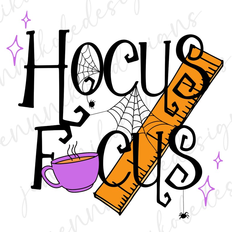 以下が含まれることがあります： 「Hocus Focus」というテキストが、遊び心のあるフォントで書かれた白黒のグラフィックデザイン。紫色のマグカップから蒸気が立ち上り、蜘蛛の巣と定規がデザインに組み込まれています。