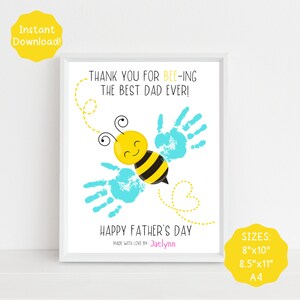 K&ouml;nnte beinhalten: Eine druckbare Vatertagskarte mit einer gelben und schwarzen Biene mit blauen Handabdr&uuml;cken. Die Karte sagt "Danke, dass du der beste Papa der Welt bist!" und "Frohen Vatertag". Die Karte ist in den Gr&ouml;&szlig;en 8x10 Zoll, 8,5x11 Zoll und A4 erh&auml;ltlich.