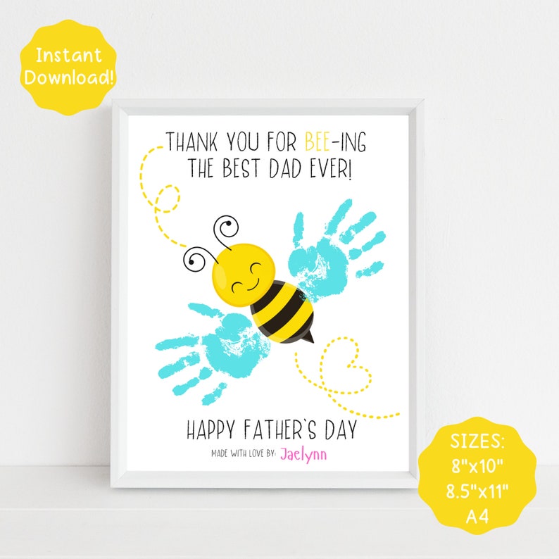 K&ouml;nnte beinhalten: Eine druckbare Vatertagskarte mit einer gelben und schwarzen Biene mit blauen Handabdr&uuml;cken. Die Karte sagt "Danke, dass du der beste Papa der Welt bist!" und "Frohen Vatertag". Die Karte ist in den Gr&ouml;&szlig;en 8x10 Zoll, 8,5x11 Zoll und A4 erh&auml;ltlich.