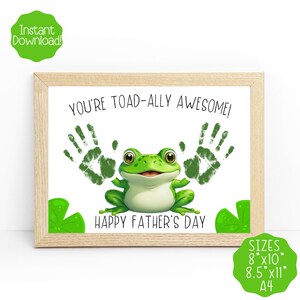 K&ouml;nnte beinhalten: Eine druckbare Vatertagskarte mit einem gr&uuml;nen Frosch und dem Text "You're Toad-ally Awesome!" und "Happy Father's Day". Die Karte enth&auml;lt zwei Handabdr&uuml;cke in gr&uuml;ner Farbe.