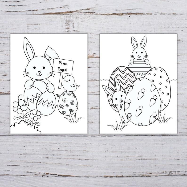 Pode incluir: Duas p&aacute;ginas para colorir em preto e branco com coelhos e ovos de P&aacute;scoa. A primeira p&aacute;gina mostra um coelho segurando um cartaz que diz "Ovos gr&aacute;tis!" e um pintinho. A segunda p&aacute;gina mostra dois coelhos com uma pilha de ovos de P&aacute;scoa.