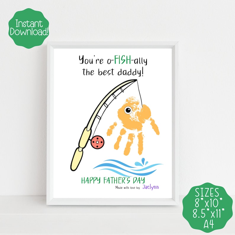 K&ouml;nnte beinhalten: Eine druckbare Vatertagskarte mit einem Handabdruck-Fisch-Design. Die Karte lautet "You're o-FISH-ally the best daddy!" und "Happy Father's Day".