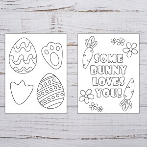 Pode incluir: P&aacute;gina para colorir em preto e branco com tema de coelho. A p&aacute;gina inclui uma pegada de coelho, dois ovos de P&aacute;scoa e uma cenoura. O texto na p&aacute;gina diz "Some bunny loves you!"