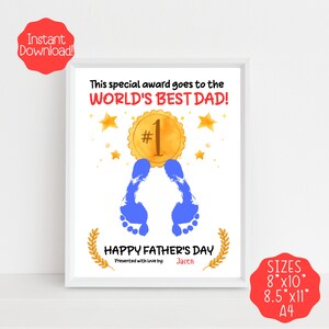 K&ouml;nnte beinhalten: Eine druckbare Vatertagskarte mit einer Goldmedaille und blauen Fu&szlig;abdr&uuml;cken. Der Text lautet "This special award goes to the WORLD'S BEST DAD!" und "HAPPY FATHER'S DAY".