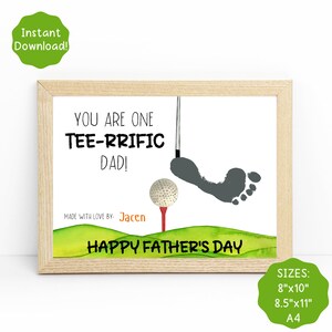 K&ouml;nnte beinhalten: Eine druckbare Vatertagskarte mit Golf-Motiv. Die Karte zeigt einen Golfschl&auml;ger, einen Golfball und einen Fu&szlig;abdruck. Der Text auf der Karte lautet "You are one Tee-Rrific Dad!" und "Happy Father's Day".