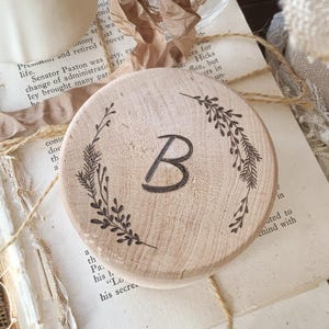 BOÎTE D'INITIALE Boîte souvenir personnalisée gravée à la main, boîte à bibelots, cadeau gravé sur bois dessiné à la main, cadeau unique, personnalisable, boisé, mignon