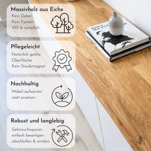 Detailbild einer Massivholzdeckplatte aus Eiche in Natur geölt für das IKEA Besta breit mit 4 Korpussen. Zeigt Eigenschaften über das Massivholz wie „Massivholz aus Eiche - Kein Dekor,  Kein Furnier, 100 % natürlich“, „Pflegeleicht - Natürlich geölte Oberfläche, Kein Staubmagnet“, „Nachhaltig -  IKEA Möbel aufwerten statt ersetzen“ und „Robust und langlebig - Gebrauchsspuren einfach beseitigen: abschleifen & einölen“ für Standardplatten.