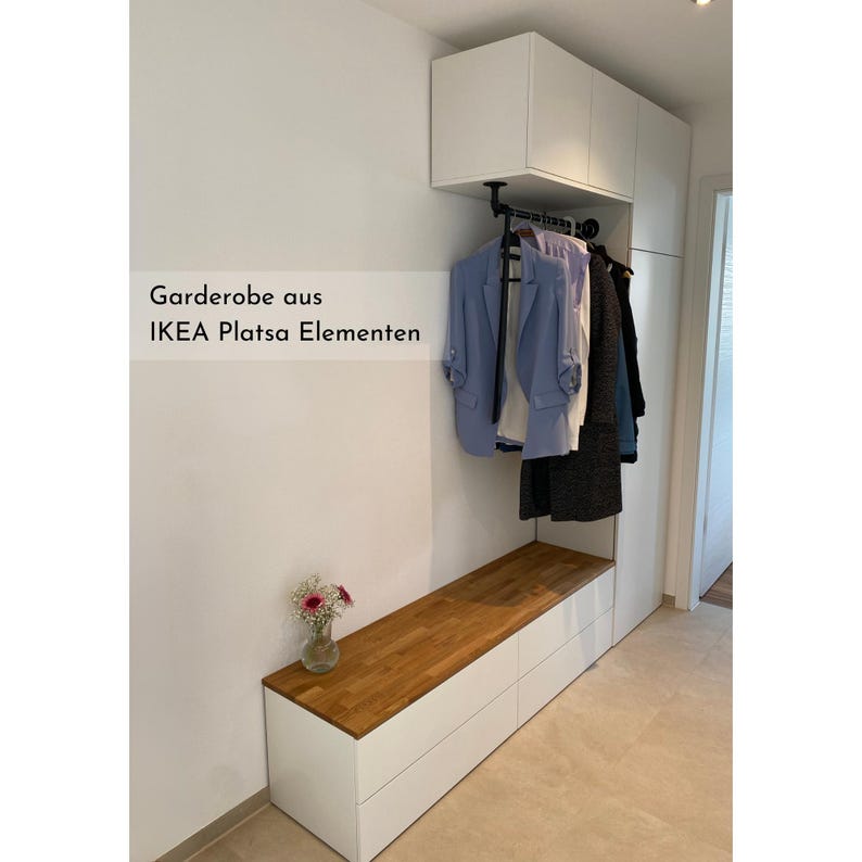 Beispiel für ein Projekt mit einer Massivholzdeckplatte nach Maß aus Eiche von Omformo. Hier als Garderobenlösung mit einem IKEA Platsa mit integrierter Sitzbank. Dekoriert mit Pflanzen und Jacken um ein Wohnbeispiel für einen modernen Eingangsbereich darzustellen.