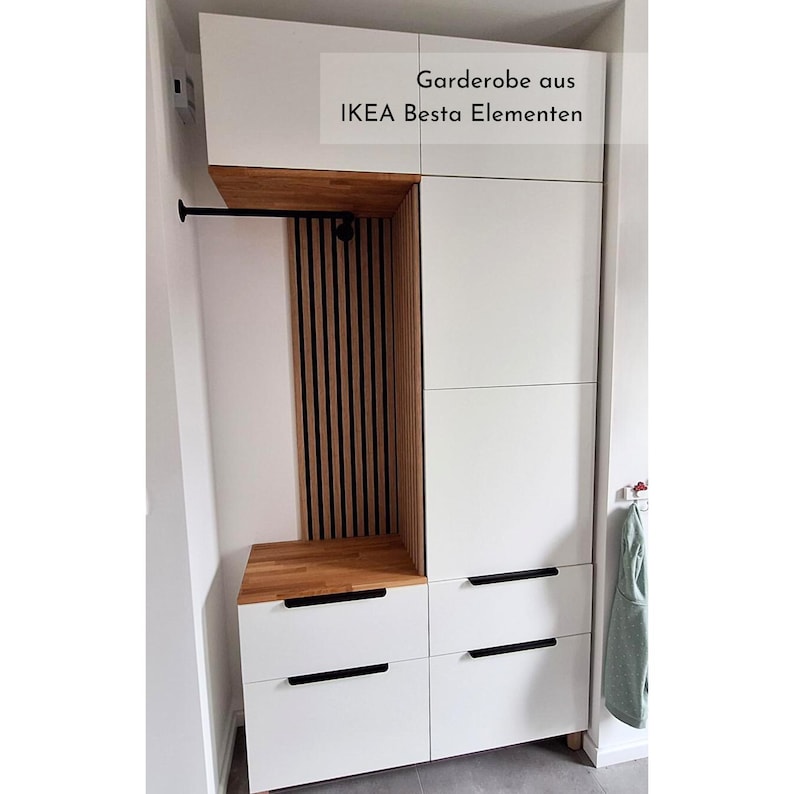 Beispiel für ein Projekt mit einer Massivholzdeckplatte nach Maß aus Eiche von Omformo. Hier als Garderobenlösung mit einem IKEA Besta mit integrierter Sitzbank. Als Wohnbeispiel für einen schönen Eingangsbereich dargestellt.