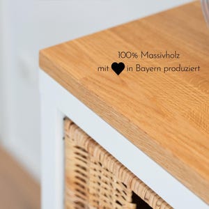 Detailbild eines IKEA Kallax Würfelregals mit einer Massivholzdeckplatte aus Eiche in Natur geölt von Omformo. Fokus liegt auf der Deckplatte und soll die Qualität widerspiegeln.