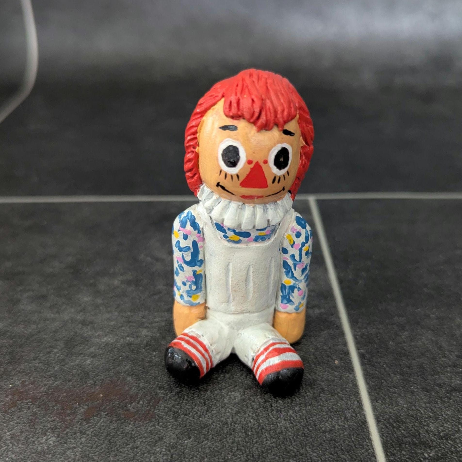 アナベル人形デスクバディ：手作りホラーフィギュア - Etsy 日本