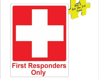 Pode incluir: Um sinal quadrado branco com fundo vermelho e uma cruz branca no centro. O texto "First Responders Only" é impresso em preto abaixo da cruz. Uma peça de quebra-cabeça amarela com o texto "Buy 2 Get the 3rd Free!" está no canto superior direito da imagem.