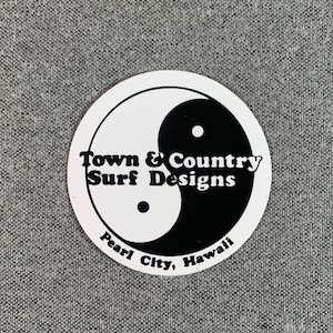 T&C Town And Country Surf Designs Hawaii Adesivo PEQUENO 2,5 polegadas Preto / Branco