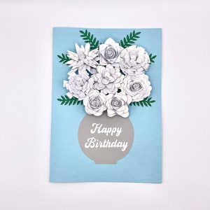 Tarjeta de felicitación floral blanca de feliz cumpleaños: elegante arreglo 3D con relieve.