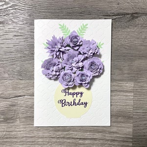 Tarjeta de felicitación floral de lavanda de feliz cumpleaños: elegante arreglo 3D con relieve.