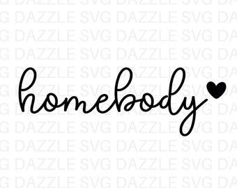 Può includere: Testo nero in corsivo "homebody" con un cuore. È un file digitale, probabilmente per progetti di artigianato. Il testo "SVG & PNG INSTANT DOWNLOAD" e un'icona di download sono in basso.
