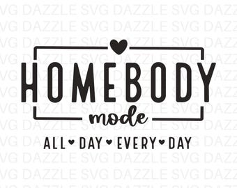 Può includere: Grafica in bianco e nero con le parole "HOMEBODY mode" all'interno di un rettangolo, con un cuore sopra la parola "mode". Sotto, il testo recita "ALL DAY EVERY DAY". La parte inferiore dell'immagine dice "SVG & PNG INSTANT DOWNLOAD".