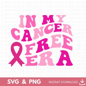 以下が含まれることがあります： レトロなフォントで「IN MY CANCER FREE ERA」というテキストが入ったピンクとフクシアのグラフィックデザイン。左側にはピンクのリボンがあります。画像の下部には「SVG & PNG」と「INSTANT DOWNLOAD」が含まれています。