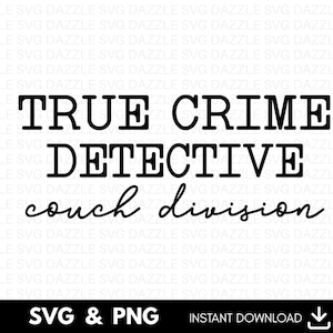 Puede incluir: Texto negro sobre fondo blanco: "TRUE CRIME DETECTIVE couch division." Debajo, "SVG & PNG" e "INSTANT DOWNLOAD" con un icono de descarga. Ideal para proyectos de manualidades digitales.