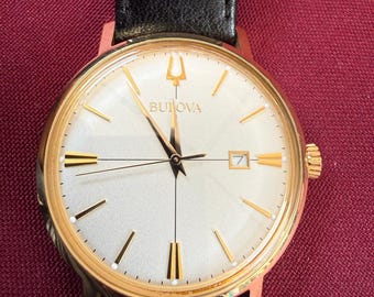 Vintage Style Bulova 97B172 Gold Ton Dress Uhr | Herren Quarz Armbanduhr | Lederarmband Schwarz | Minimalistische Datumsanzeige