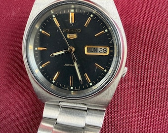 Vintage Seiko 5 Automatik 7009-3130 Armbanduhr | Schwarzes Zifferblatt Gold-Ton-Indizes | Retro Edelstahl Herrenuhr