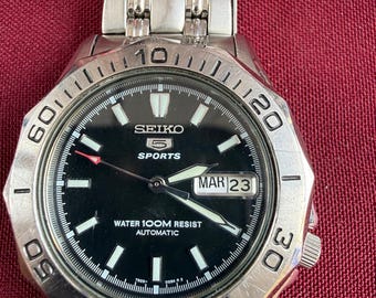 Vintage Seiko 5 Sport Automatik Uhr | 7S26 Day Date Edelstahl Herrenuhr | 100 Meter Wasserbeständig | Schwarzes Ziffernblatt