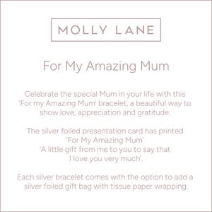 以下が含まれることがあります： 上部に「MOLLY LANE」と書かれた薄いピンク色のカード。下には「For My Amazing Mum」と書かれています。このカードは、ブレスレット、銀箔のプレゼンテーションカード、ギフトバッグについて説明しています。