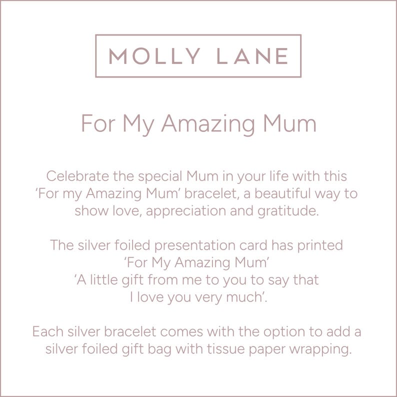 以下が含まれることがあります： 上部に「MOLLY LANE」と書かれた薄いピンク色のカード。下には「For My Amazing Mum」と書かれています。このカードは、ブレスレット、銀箔のプレゼンテーションカード、ギフトバッグについて説明しています。