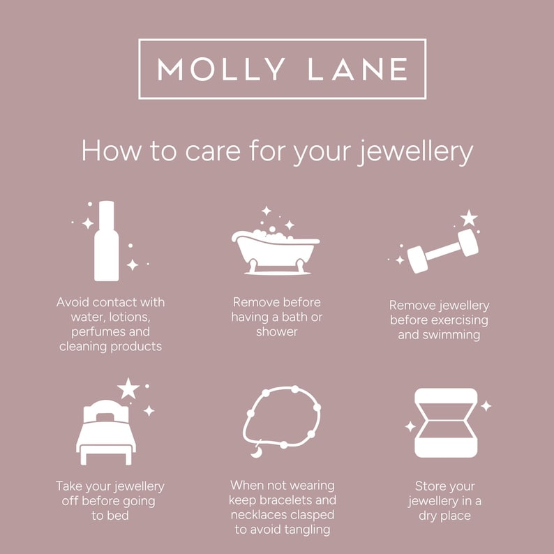 以下が含まれることがあります： 「MOLLY LANE」と「ジュエリーのお手入れ方法」というテキストが入ったグラフィック。水との接触を避け、乾燥した場所に保管するなど、ジュエリーのお手入れに関する6つのヒントが画像で示されています。背景はくすんだモーブ色です。
