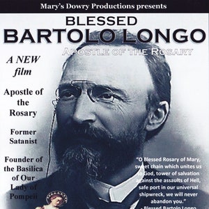 Op de afbeelding: Een DVD-hoes voor een film over de Zalige Bartolo Longo, een Italiaanse priester die een voormalige satanist was en de stichter van de Basiliek van Onze Lieve Vrouw van Pompeii. De hoes toont een zwart-witportret van de Zalige Bartolo Longo, samen met een citaat van hem over de rozenkrans. De tekst op de hoes luidt "Zalige Bartolo Longo, Apostel van de rozenkrans, Een nieuwe film".