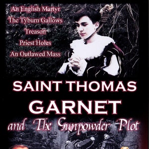 Op de afbeelding: DVD-hoes voor een historisch drama over Sint Thomas Garnet en het Gunpowder Plot. De hoes toont een portret van een jonge man met een strop om zijn nek, een portret van een man met een baard en een scène van een gevecht tussen mannen in historische kleding.