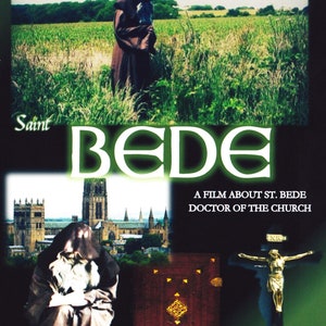 Può includere: Copertina del DVD per un film su San Beda, intitolato "San Beda: Il Padre della Storia Inglese". La copertina presenta un collage di immagini, tra cui un monaco in un campo, una cattedrale, un libro e un crocifisso.