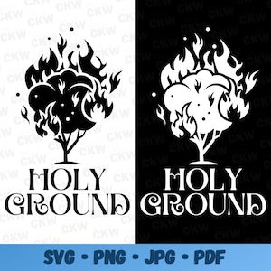 Könnte beinhalten: Schwarzweißes Grafikdesign eines Baumes mit Flammen an den Ästen. Der Text "HOLY GROUND" befindet sich unter dem Baum.