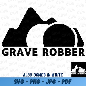 Puede incluir: Diseño gráfico en blanco y negro de una montaña con dos aberturas redondas, que representan una tumba. El texto "GRAVE ROBBER" está debajo de la imagen. La imagen también incluye una versión más pequeña del diseño con el texto "GRAVE ROBBER" en la esquina inferior derecha. El texto "ALSO COMES IN WHITE" está debajo de la imagen y el texto "SVG - PNG - JPG - PDF" está debajo de eso.