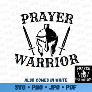Puede incluir: Diseño gráfico en blanco y negro con un casco de guerrero con espadas y el texto "PRAYER WARRIOR". El texto "ALSO COMES IN WHITE" está debajo del gráfico. El texto "SVG - PNG - JPG - PDF" está debajo del texto "ALSO COMES IN WHITE".