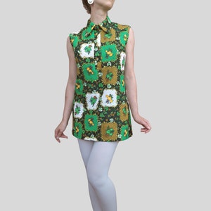 vintage 70s Chemise Groovy sans manches Robe tunique Imprimé de motifs à boutons colorés vert floral court image 4