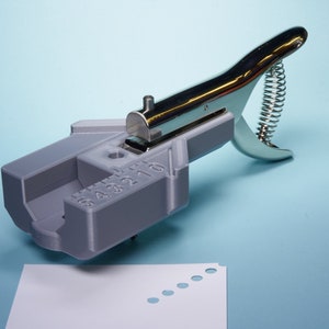 Perforatrice d'angle - Réglable - Permet de perforer un trou parfaitement placé n'importe où de 0 à 5 cm (0 à 2 po.) à partir du coin des étiquettes cadeaux, cartes, etc.