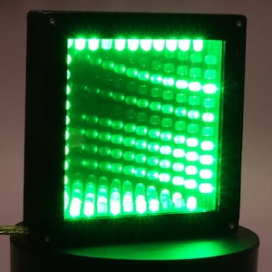 LED Infinity-spiegel. Eindeloze tunnel van licht. Grootte bureaublad/tafelblad. Zwart frame. Knipperende groene leds. Uniek. Ontworpen en gemaakt in het VK