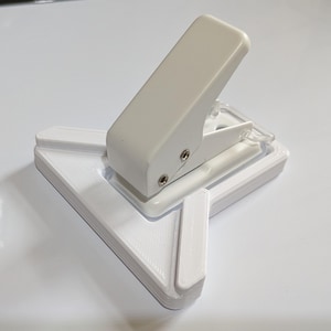 コーナー穴パンチ - ギフトタグやカードなどの角にぴったりと穴を開けます。