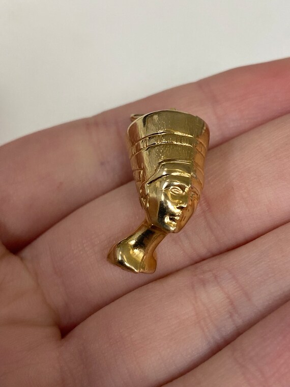 9ct yellow gold Egyptian head pendant - image 3