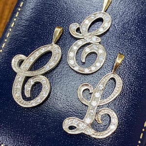 9 Karat Vintage Gelb- & Weißgold Kubikzirkonia Fancy Initial Charms / Anhänger