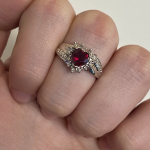 9 karat vitguldring med diamanter och rubiner i hjärtform
